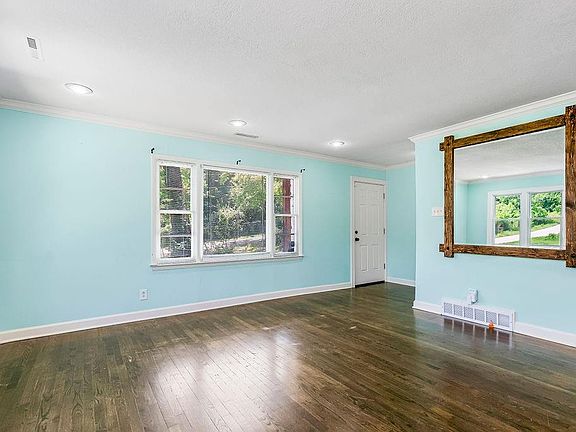 4th image of 4742 Parkview Ave