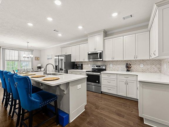 4th image of 437 Arrowwood Drive