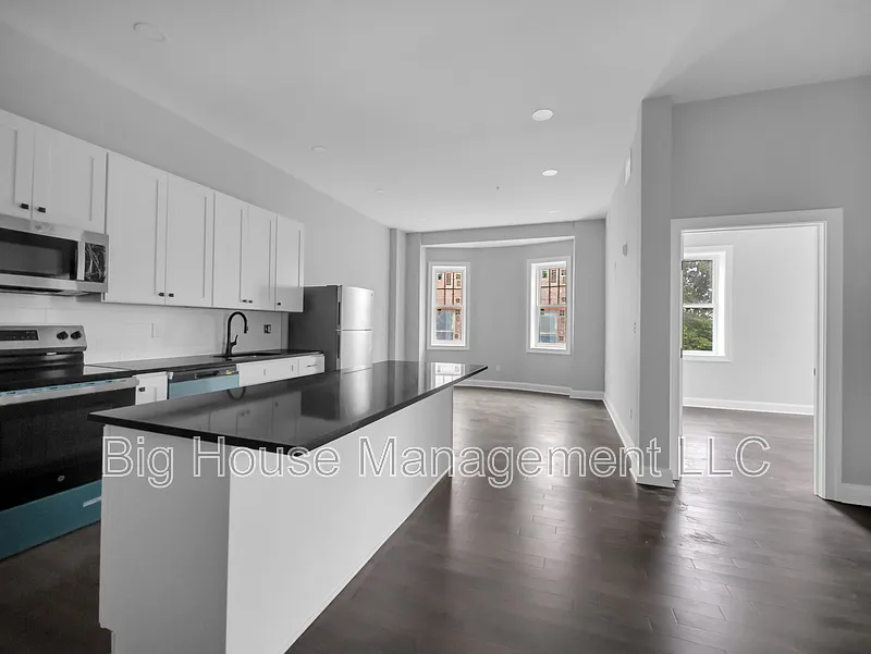 2 bed, 1.0 bath, $1,550 — Photo 2