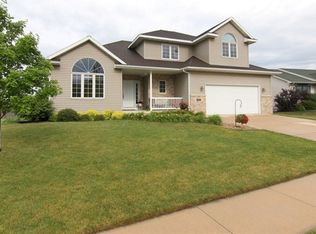902 Lochmoore Dr, Waunakee, WI 53597