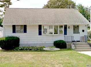 75 Kuhl Ave, Hicksville, NY 11801