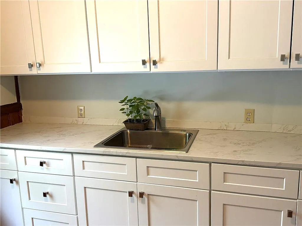 3 bed, 2284 sqft, $2,000 — Photo 2