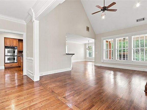 3rd image of 925 Windsor Place Cir