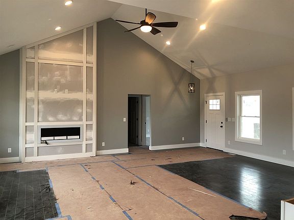5th image of 814 N Abigail Ln