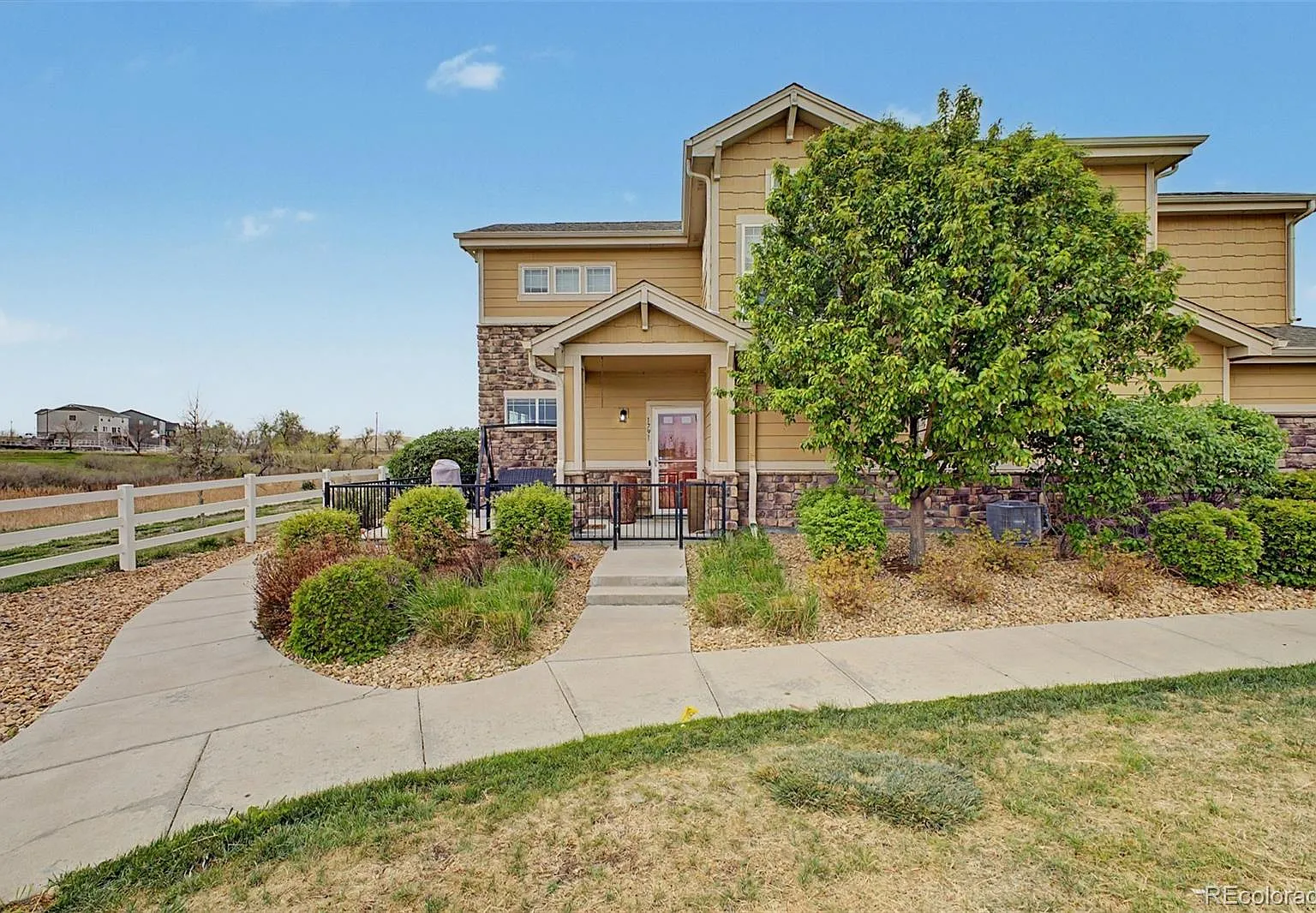 3 bed, 2.5 bath, 1673 sqft, $2,750 — Photo 2