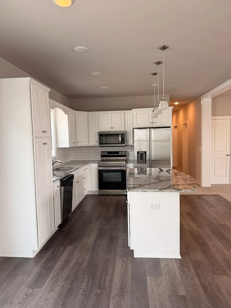 Modern, spacious, and move-in readythis is the rental you've been waiting for! — Photo 4