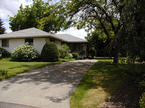 West side driveway w/front porch.