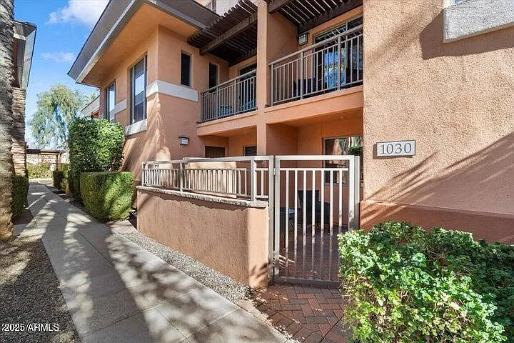 3 bed, 3.0 bath, 1937 sqft, $3,000 — Photo 2