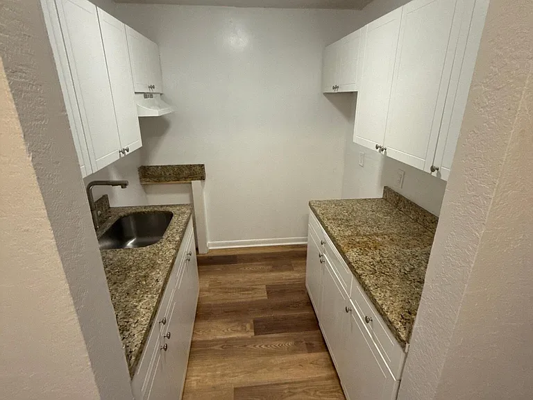 717 NE 10th Ave #6 — Photo 5