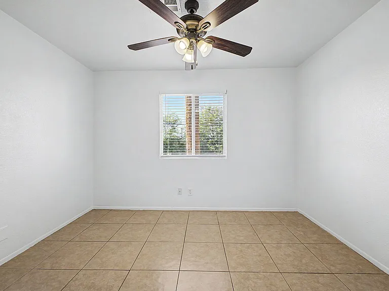 Twin Palms Apartments — Photo 13