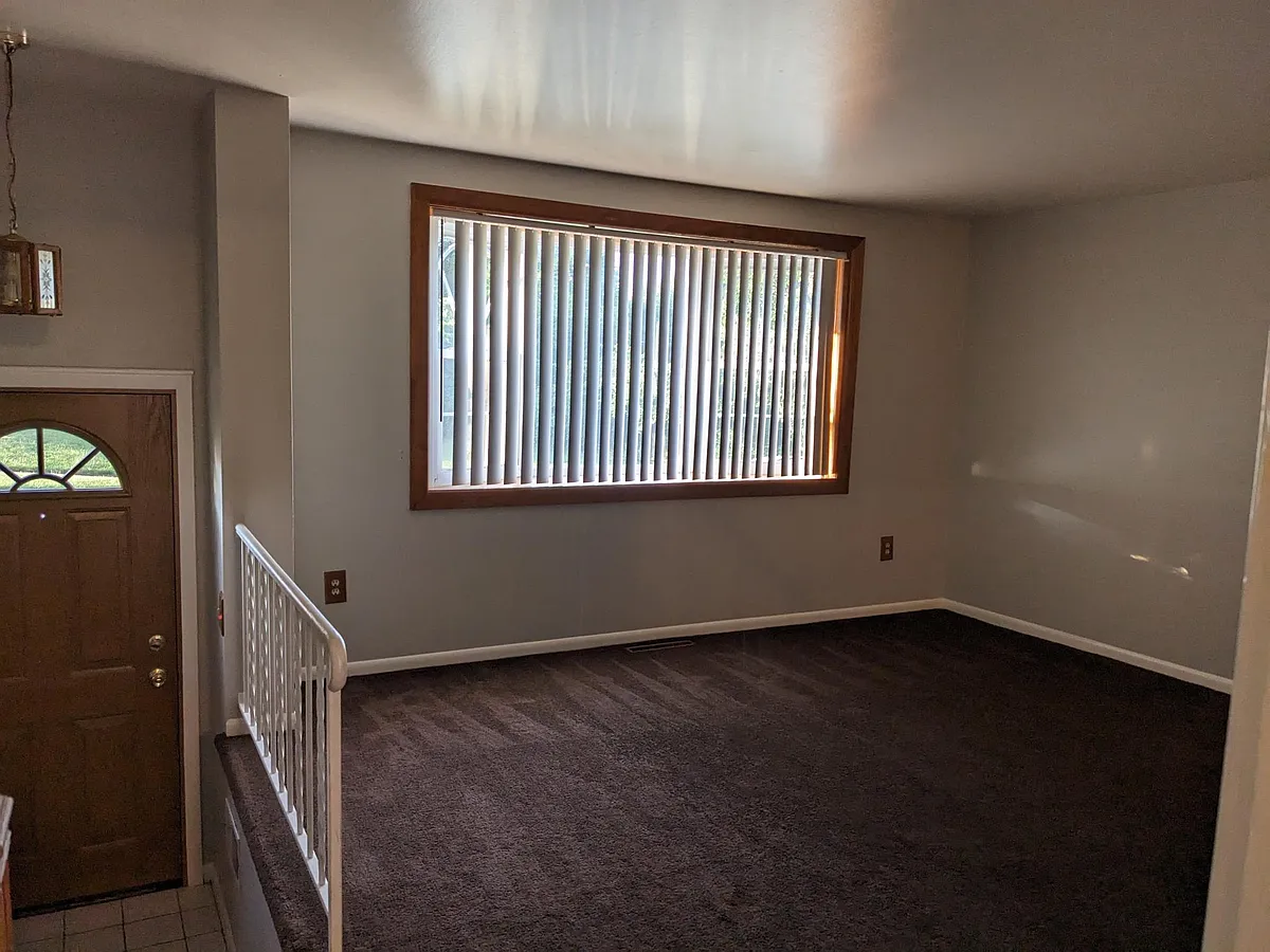 Living Room & Front Door - 983 Regina Dr
