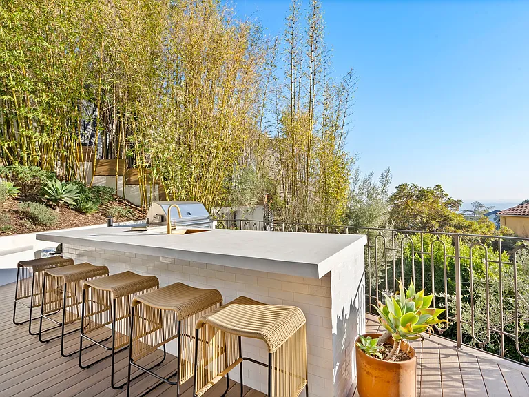 Fresh air, fresh flavors, and a view worth toasting to.