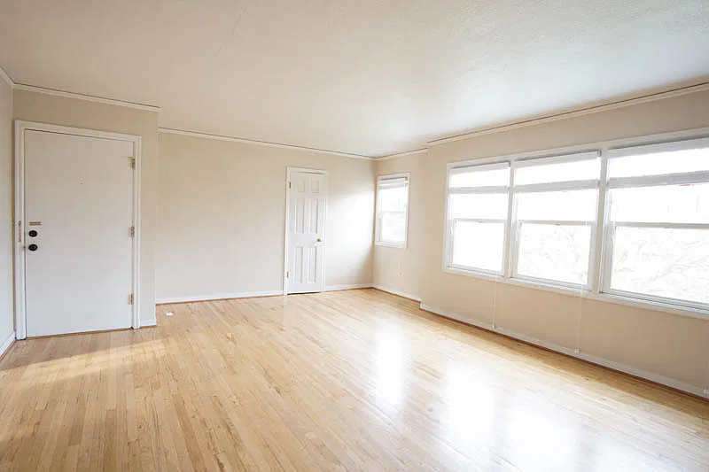Immaculate Mid-Century Courtyard Top Floor One Bed Awaits Your Arrival! — Photo 3