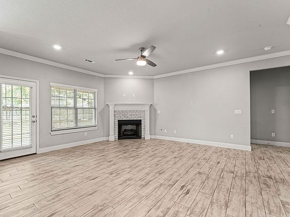 4th image of 2302 S Aspen St