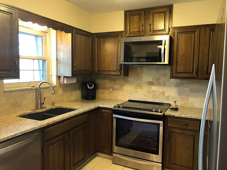 615 N Pleasant St — Photo 8