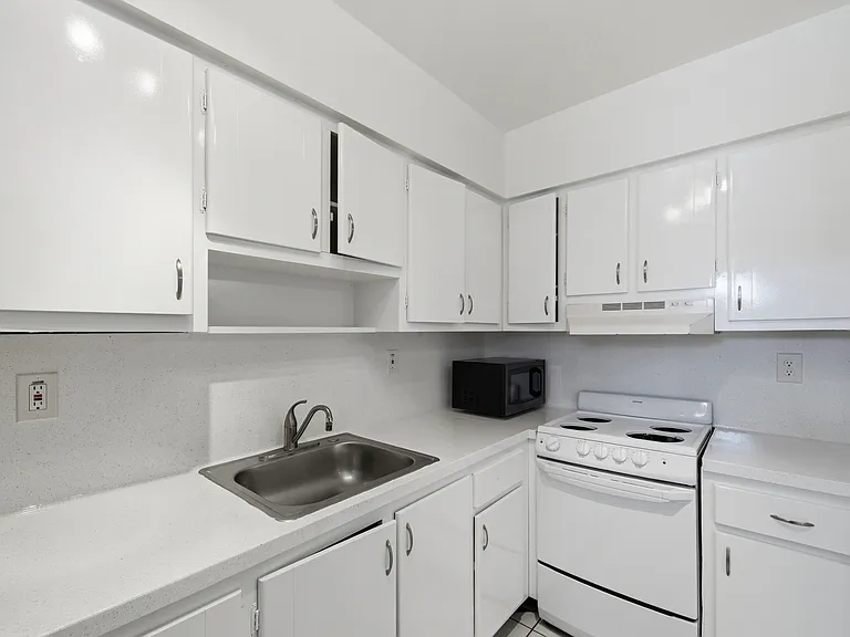 7211 Venetian St #3 — Photo 6