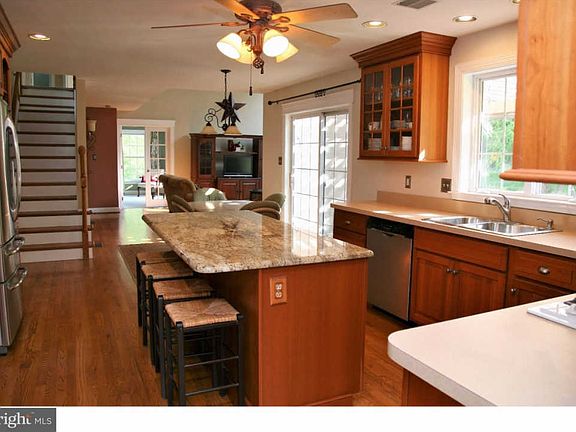 5th image of 76 Woods Ln
