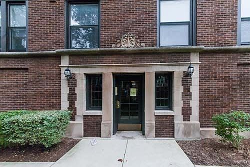 2nd image of 1441 W Greenleaf Ave APT 3S