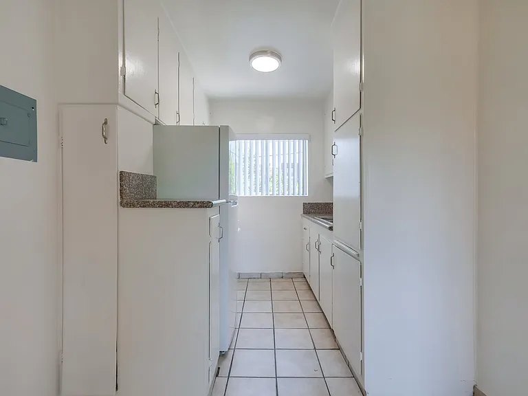 2425-2431 S Ridgeley Dr — Photo 7