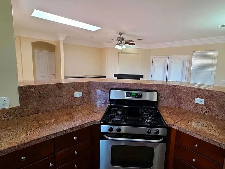 Beautiful 4 bed, 3 bath home near UofA Campus! — Photo 19