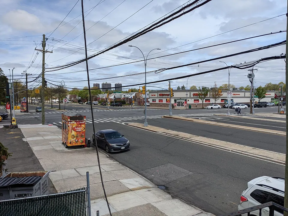 outside crossing hillside ave and little neck parkway