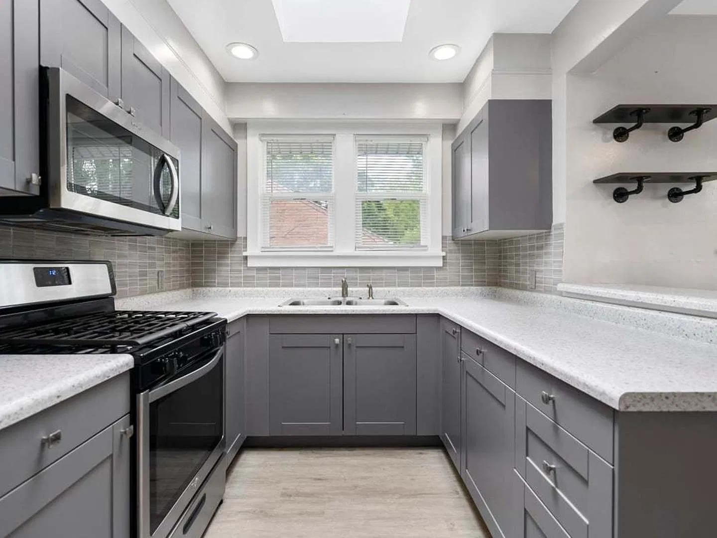 2 bed, 1052 sqft, $2,100 — Photo 3