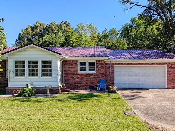 236 W Chestnut St, Puryear, TN 38251