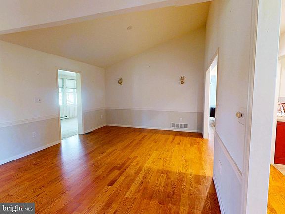 5th image of 128 Colonial Ct