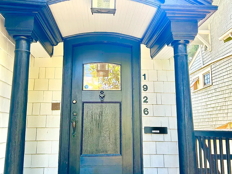 1926 15th Ave E — Photo 2