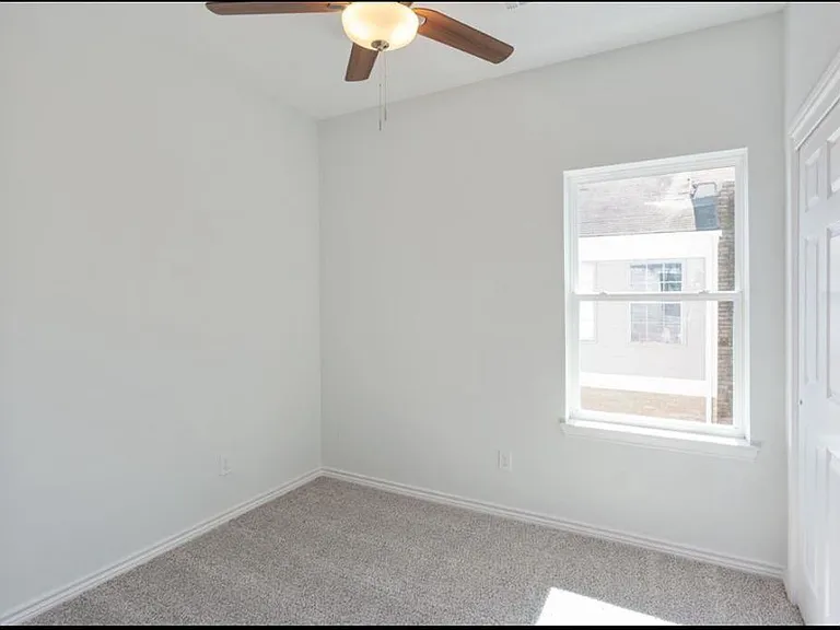 11623 Waldemar Dr — Photo 10