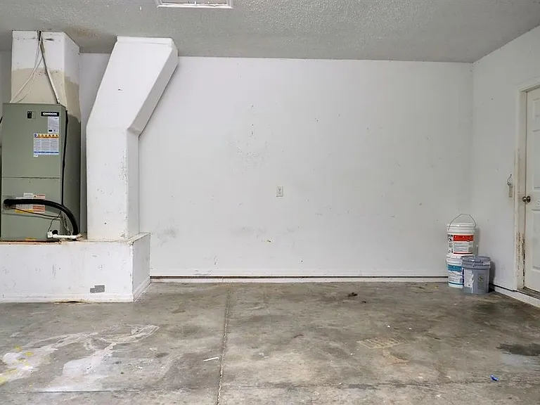 752 Paris Dr — Photo 2