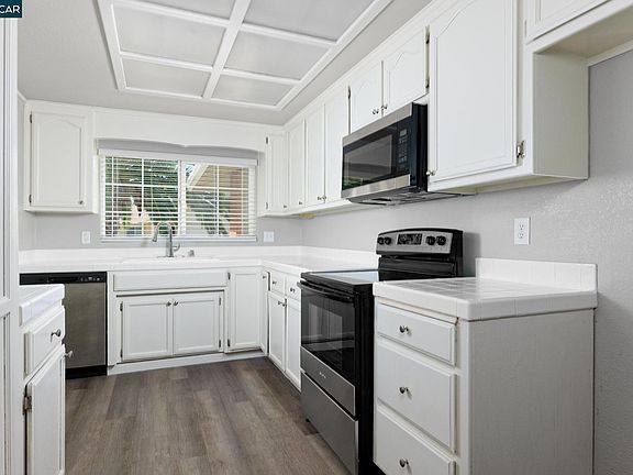 4th image of 690 Amherst Way