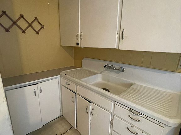 5th image of 514 E Washington Avenue