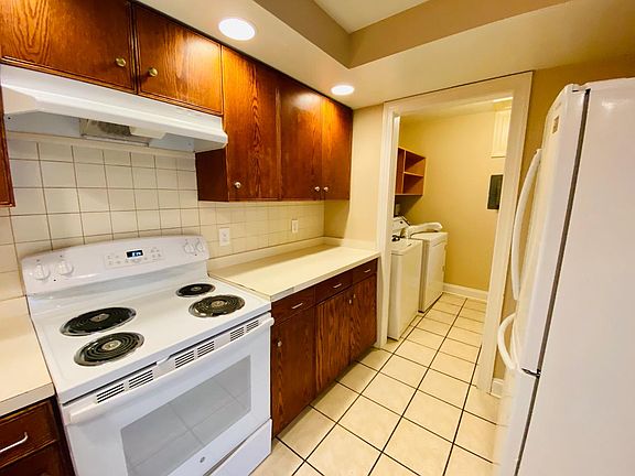 5th image of 835 N Buckingham Ct