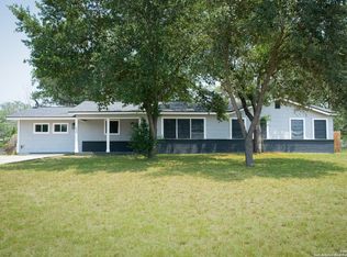 609 Hickory Highway, Devine, TX 78016