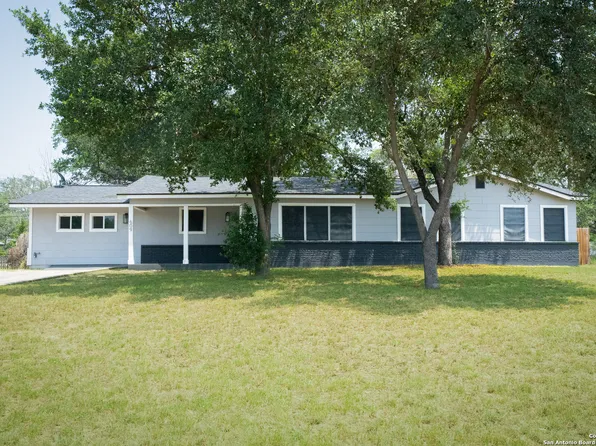 609 Hickory Highway, Devine, TX 78016