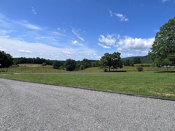 4th image of 560 Sandy Ridge Rd