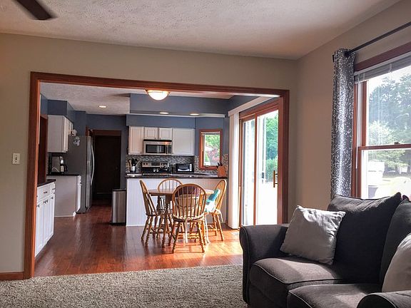 Open flow from family room to breakfast nook to kitchen