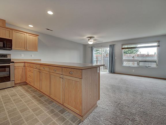 5th image of 112 NE Tucannon Ct