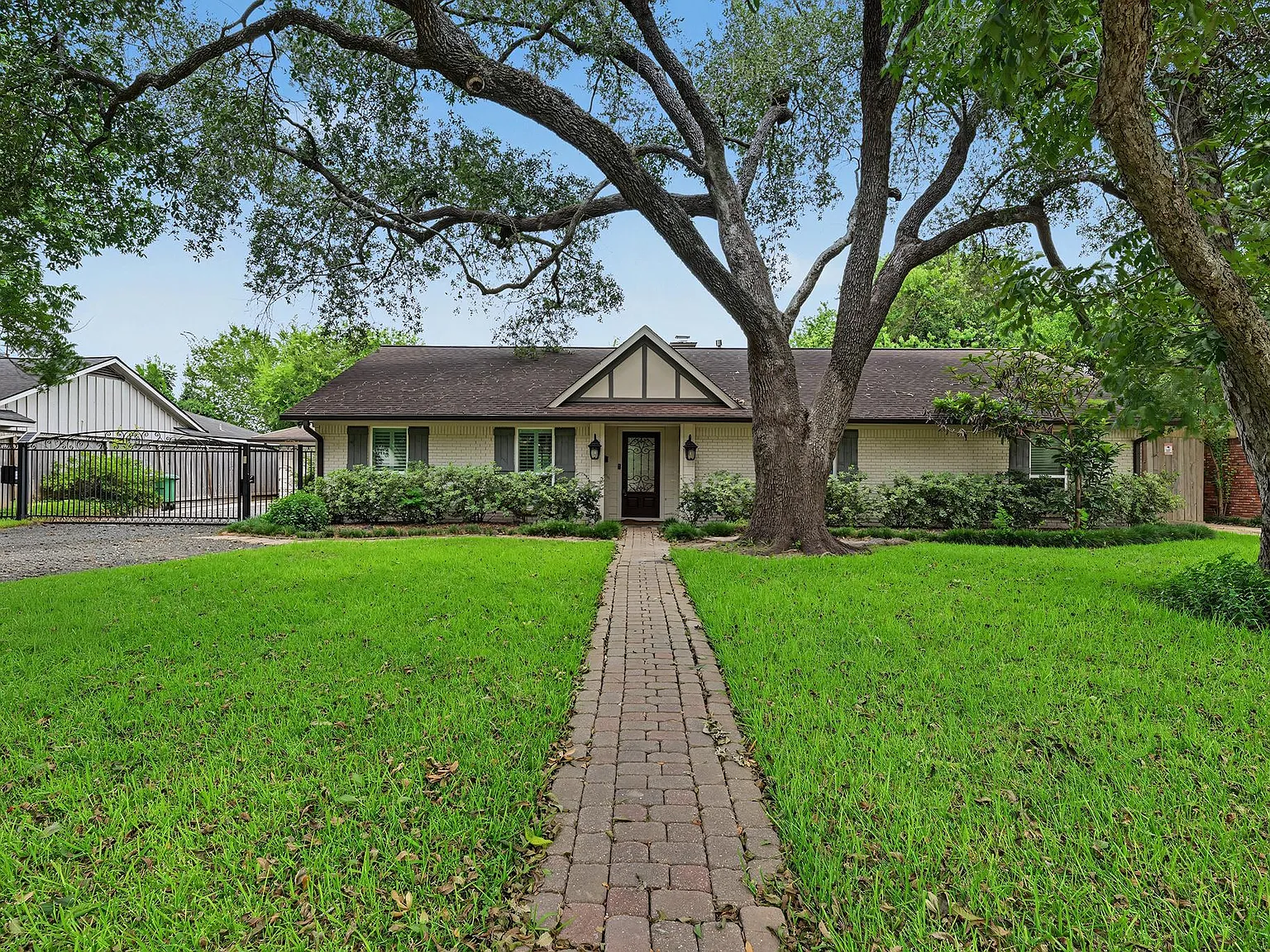 4 bed, 3.0 bath, 2655 sqft, $3,400 — Photo 1