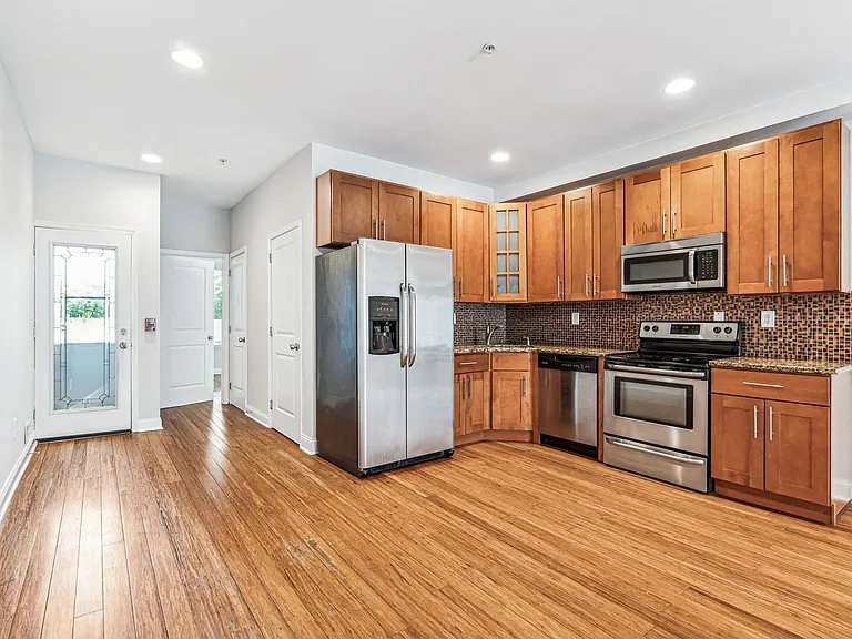 1633 Carpenter St #A — Photo 2