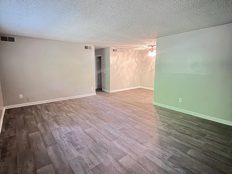 Bell Hollow Apartments — Photo 38