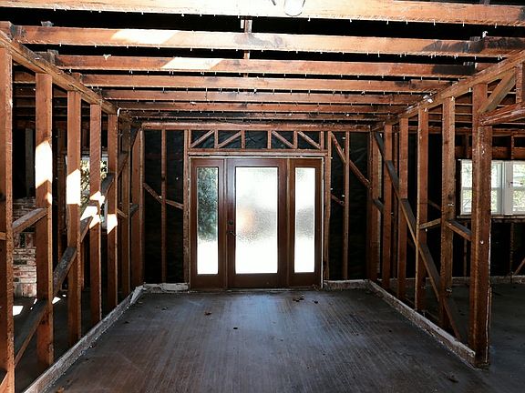 4th image of 2120 Princeton St