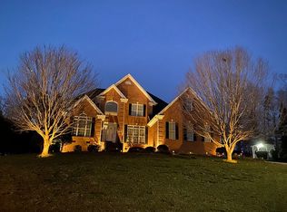 1025 N Shore Dr, Hickory, NC 28601