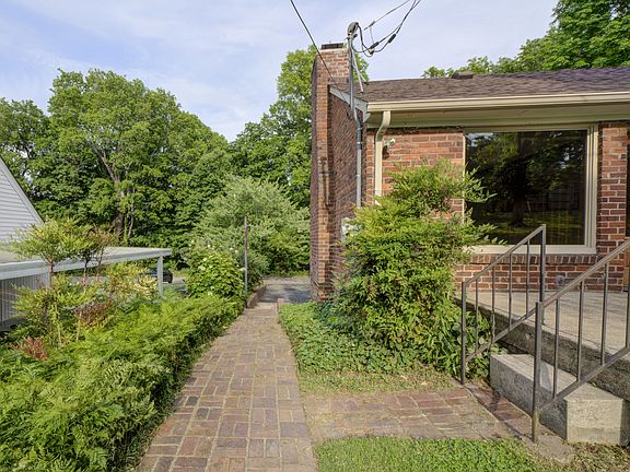 4th image of 208 Trahern Ln