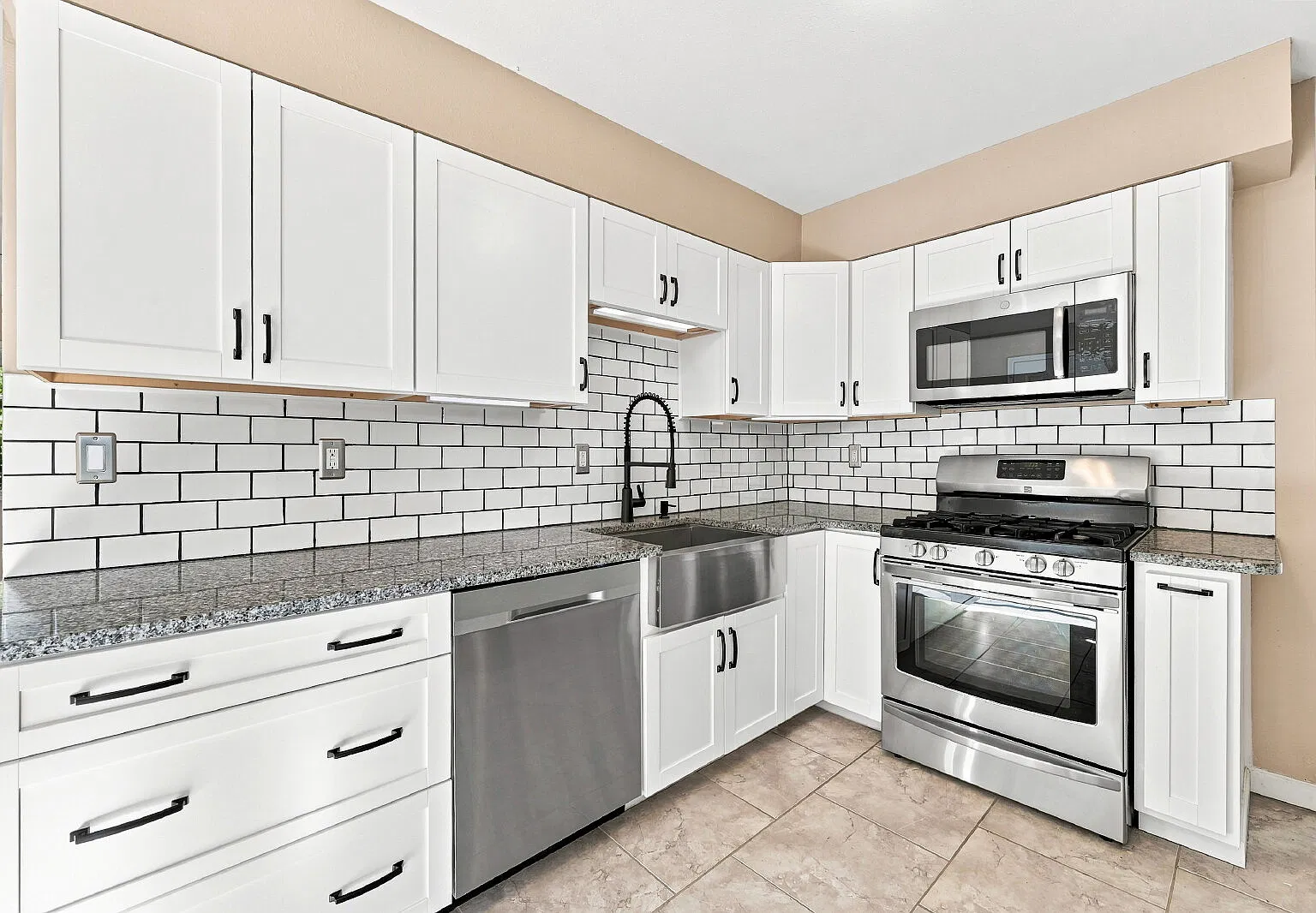 5 bed, 2.5 bath, 1819 sqft, $2,096 — Photo 2
