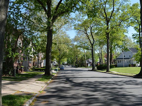 4th image of 576 N Maple Ave