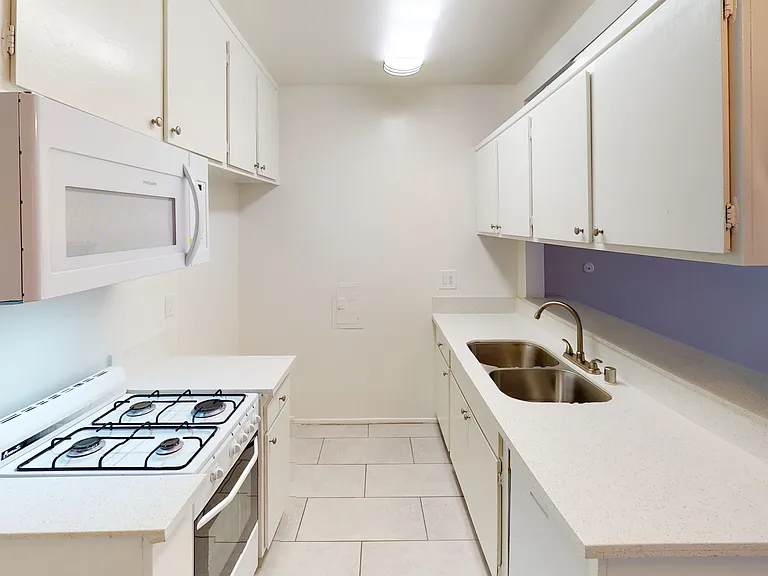 11921 Chandler Blvd — Photo 12