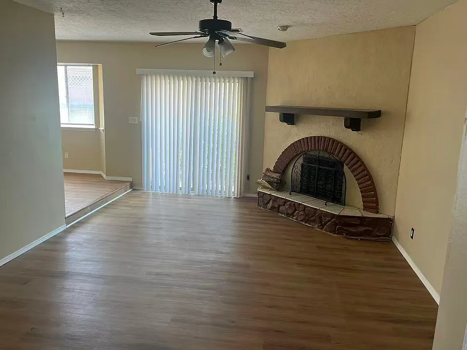 8128 Loma Del Norte Rd NE