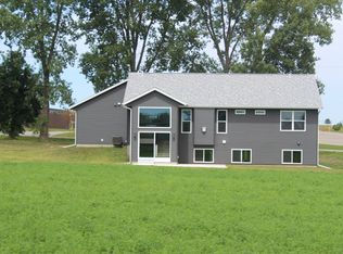 3028 Lynx Dr, Coggon, IA 52218